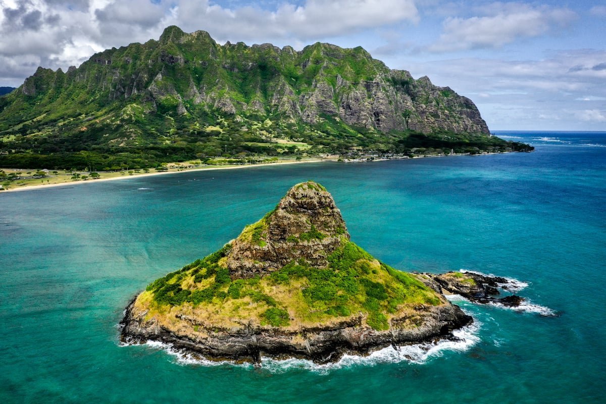 Mokoli'i islet, known as Chinaman's Hat, in front of the Koolau cliffs at Kualoa